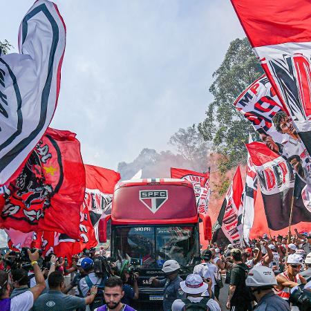 Ônibus do São Paulo chega ao Morumbi para a final da Copa do Brasil