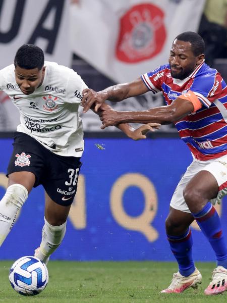 Wesley, do Corinthians, e Tinga, do Fortaleza, disputam a bola em partida da Sul-Americana