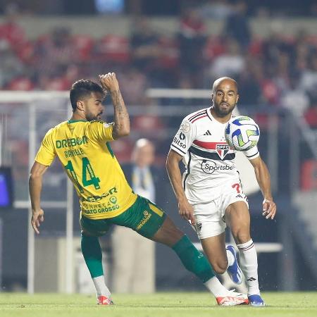 Lucas em ação pelo São Paulo contra o Cuiabá no Campeonato Brasileiro