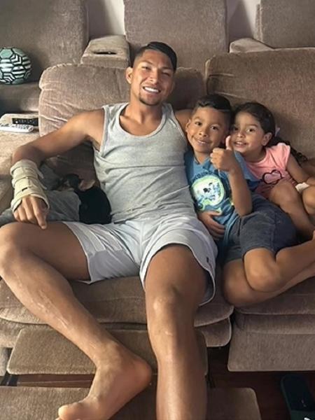 Rony, do Palmeiras, se recuperando de lesão, posa com seus filhos em foto