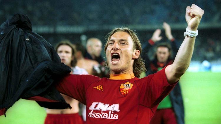 Francesco Totti celebra vitória da Roma no Campeonato Italiano de 2000/01