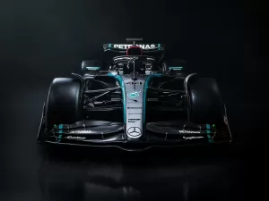 Mercedes traz toque de flechas de prata de volta em despedida de Hamilton