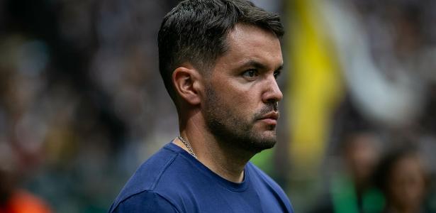 Larcamón demitido do Cruzeiro após vice no Campeonato Mineiro.