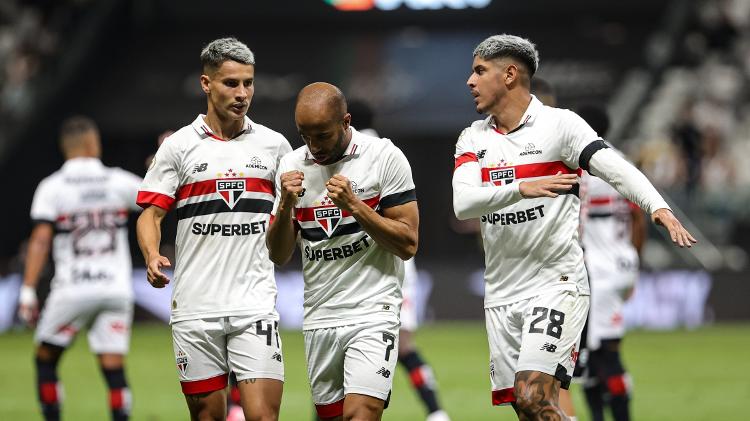 Lucas mostrou habilidade para empatar o duelo pouco depois do gol de Vargas 