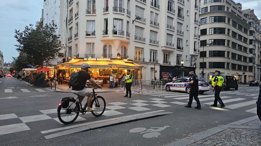 Ciclista trafega pelo centro de Paris: plano é manter legado para bicicletas