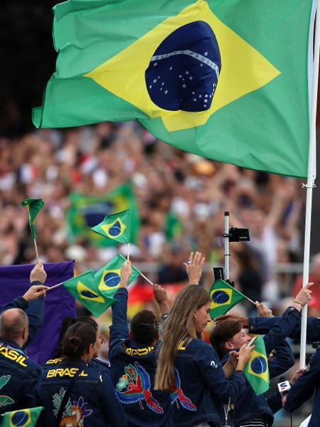 Time Brasil faz festa durante cerimônia de abertura das Olimpíadas