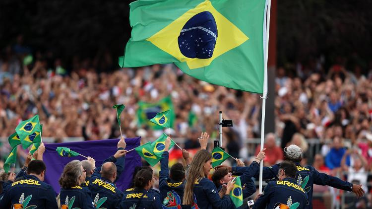 Time Brasil faz festa durante cerimônia de abertura das Olimpíadas