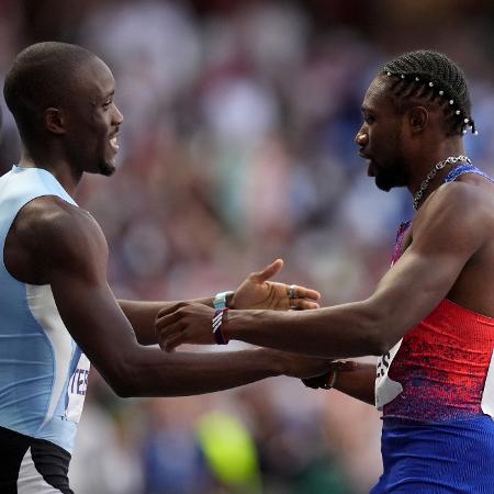 Letsile Tebogo e Noah Lyles conversam após a final dos 200m do atletismo nas Olimpíadas de Paris 2024