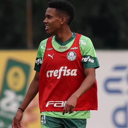 Estêvão durante treino do Palmeiras na Academia do Futebol