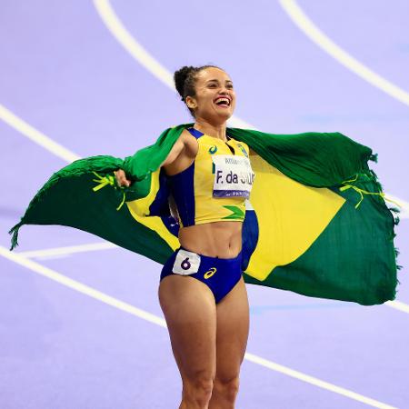 Fernanda Yara celebra ouro nos 400m da classe T47 nas Paralimpíadas de Paris