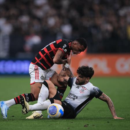 Wesley sofreu falta dura de Yuri Alberto na derrota do Flamengo para o Corinthians