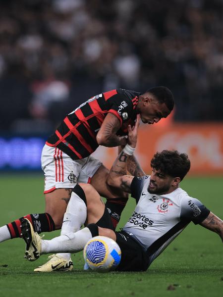 Wesley sofreu falta dura de Yuri Alberto na derrota do Flamengo para o Corinthians