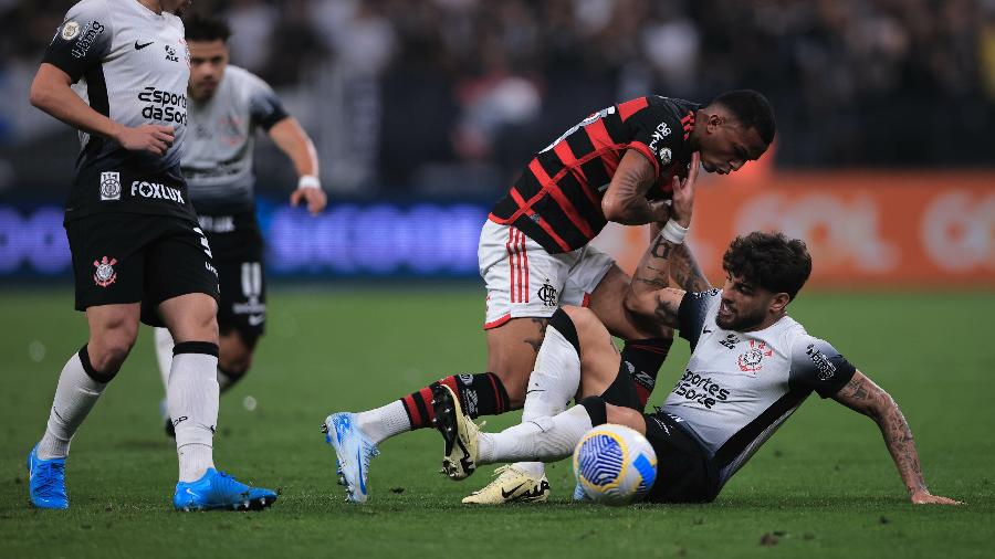 Wesley sofreu falta dura de Yuri Alberto na derrota do Flamengo para o Corinthians