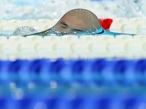 Chinês faz escudo com bolha de ar e derruba recordes na natação paralímpica