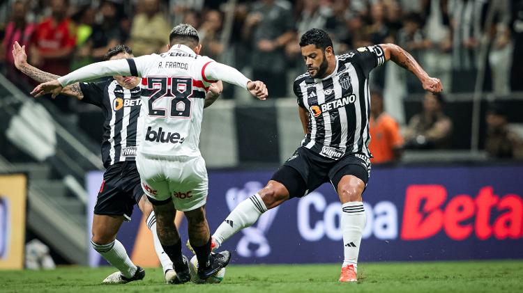 Hulk divide com Alan Franco durante Atlético-MG x São Paulo, partida da Copa do Brasil