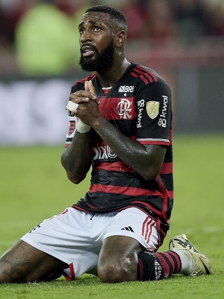 Gerson se lamenta durante jogo entre Flamengo x Peñarol, duelo da Libertadores