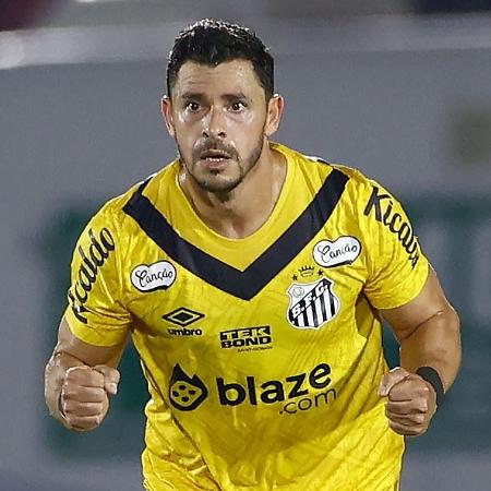 Giuliano, do Santos, celebra gol sobre o Botafogo-SP em duelo da Série B - Thiago Calil/AGIF