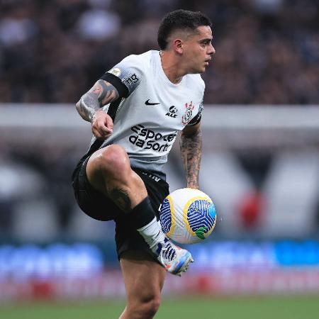 Fagner domina a bola durante Corinthians x Atlético-GO, jogo do Campeonato Brasileiro - Ettore Chiereguini/AGIF