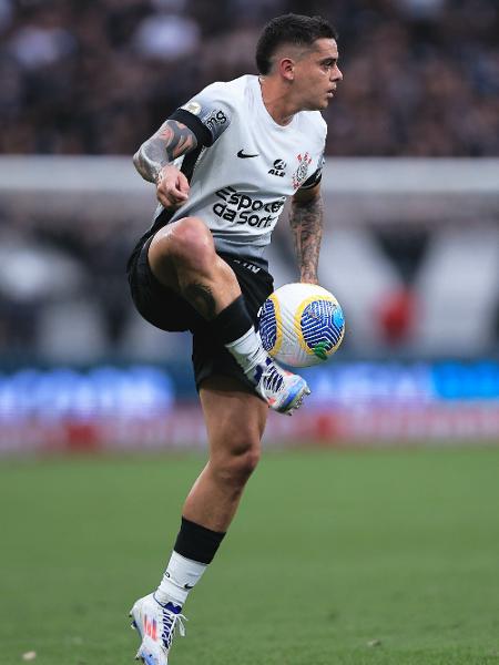 Fagner domina a bola durante Corinthians x Atlético-GO, jogo do Campeonato Brasileiro - Ettore Chiereguini/AGIF