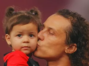 Fla: Mini torcedora vira xodó nas redes e ganha viagem para ver David Luiz