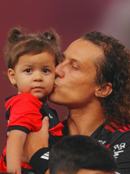 Maria, de 3 anos, com David Luiz em campo no jogo do Flamengo