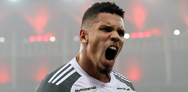 Negociado: Paulinho é vendido do Atlético-MG para o Palmeiras.