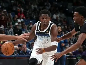 Com "amuleto da sorte", Anthony Edwards tem noite de MVP em vitória do Wolves