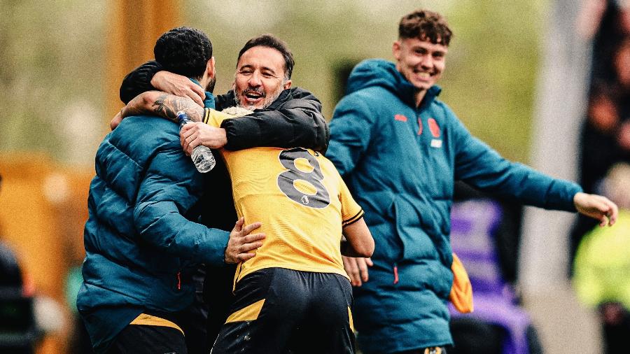 Vitor Pereira abraça jogadores do Wolverhampton em vitória sobre o Tottenham, pela Premier League - Divulgação/X @Wolves
