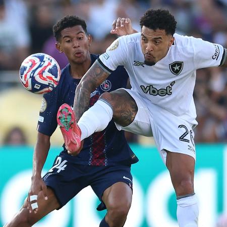 Gregore briga pela bola em PSG x Botafogo, duelo do Mundial