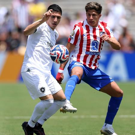 Savarino e Simeone em ação durante jogo entre Botafogo e Atlético de Madri no Mundial