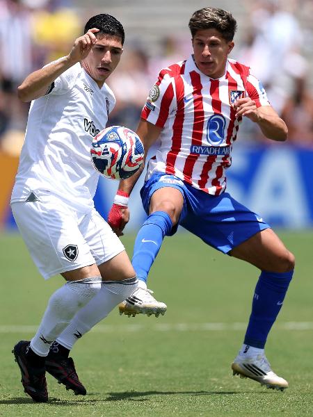 Savarino e Simeone em ação durante jogo entre Botafogo e Atlético de Madri no Mundial Savarino e Simeone em ação durante jogo entre Botafogo e Atlético de Madri no Mundial