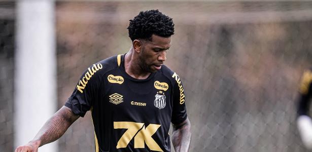 Santos: Gil supera problema pessoal, topa ficar e freia busca por zagueiro