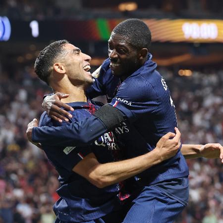 Dembelé comemora o gol do PSG com Hakimi 