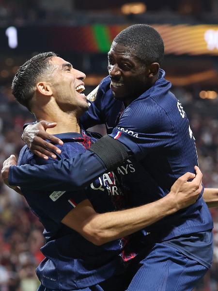 Dembelé comemora o gol do PSG com Hakimi 