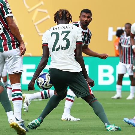 Fluminense reclamou de mão na bola de Chalobah, zagueiro do Chelsea Fluminense reclamou de mão na bola de Chalobah, zagueiro do Chelsea