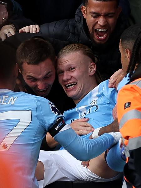Haaland é abraçado por torcedores após marcar em Brentford x Manchester City, jogo do Inglês