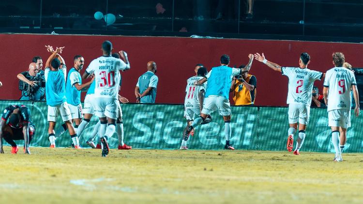 Vasco comemora gol de Andrés Gómez contra o Vitória, pela Copa do Brasil