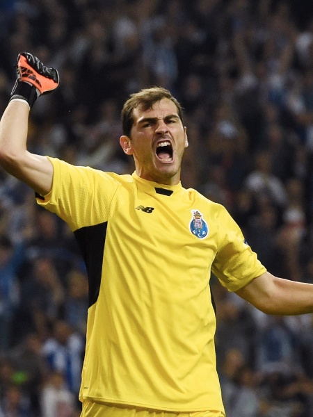Casillas comemora após gol do Porto contra o Chelsea pela Liga dos Campeões - Francisco Leong/AFP Photo