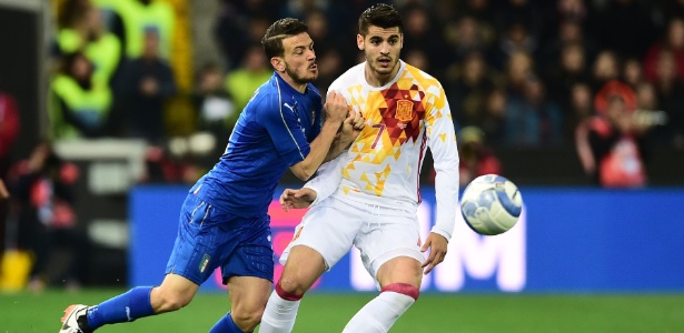 Florenzi (esq.) em disputa de bola com Morata em jogo da seleção italiana: quatro meses afastado - Giuseppe Cacace/AFP