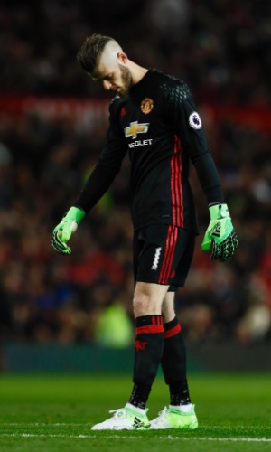  O goleiro do Manchester United, De Gea, se lamenta após sofrer o gol do Everton