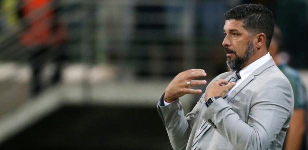 Leonardo Ramos, técnico do Peñarol, gesticula durante a partida contra o Palmeiras - REUTERS/Paulo Whitaker