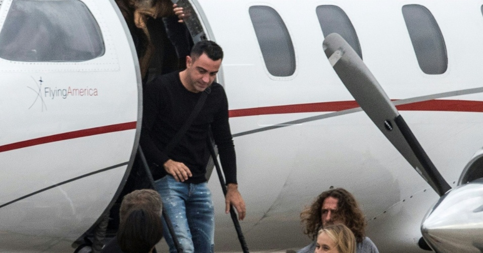 Xavi Hernandez e Carles Puyol desembarcando no aeroporto de Rosário para o casamento de Messi