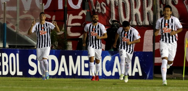 Cardozo (à esquerda) fez o gol do Libertad, mas foi expulso no segundo tempo - Jorge Adorno/Reuters