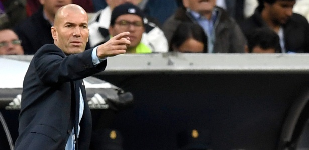 Zidane orienta seus jogadores no jogo contra o Málaga - Gabriel Bouys/AFP Photo