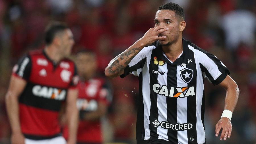 O atacante Luiz Fernando comemora gol do Botafogo sobre o Flamengo na semifinal da Taça Rio, no ano passado - Vítor Silva/SSPress/Botafogo