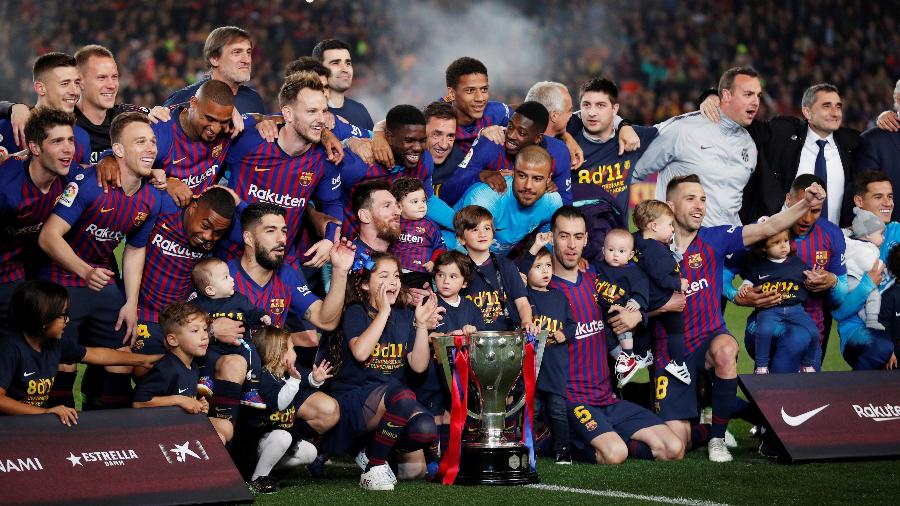 Jogadores do Barcelona e filhos posam com taça do Campeonato Espanhol - Albert Gea/Reuters