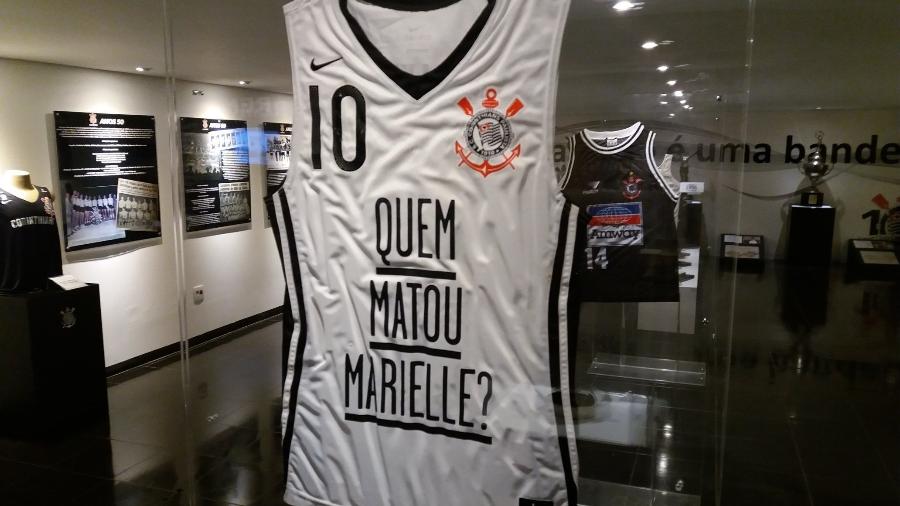Camisa "Quem Matou Marielle?" está exposta no memorial do Corinthians, entre outras do time de basquete - Reprodução