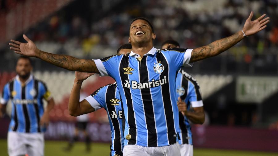 Centroavante encerrou jejum de 11 jogos ao ampliar vitória gremista em Assunção, no Paraguai - NORBERTO DUARTE / AFP