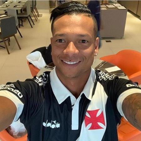 Colombiano Fredy Guarín posta foto com a camisa do Vasco após assinar contrato com o clube - Reprodução / Instagram