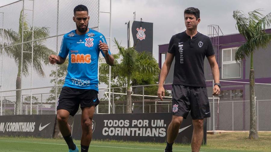 Everaldo, atacante do Corinthians, e o fisioterapeuta Luciano Rosa durante treino de hoje, no CT Joaquim Grava - Daniel Augusto Jr./Agência Corinthians